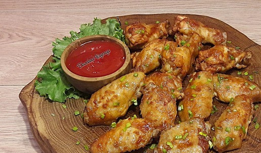 1. Этап. Крылышки, маринованные в остром кетчупе: Во время приготовления можно еще раз промазать крылья оставшимся маринадом. Крылышки получаются очень вкусные, красивые. Съедаются, как семечки — невозможно остановиться. Подавать с любимым соусом, можно с кетчупом, если хочется больше остроты. Украсьте блюдо для подачи зеленью и наслаждайтесь!