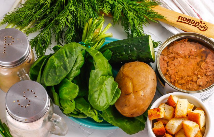 1. Этап. Салат с тунцом и сухариками: Подготовьте указанные ингредиенты. Заранее отварите картофель и остудите его.