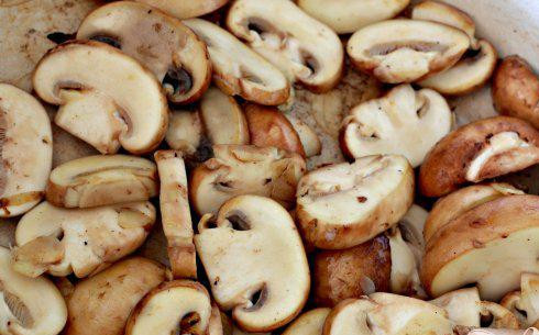 1. Этап. Говядина с черникой и грибами: 3. Добавить немного оливкового масла, если необходимо, и выложить грибы и чеснок. Жарить до тех пор, пока грибы не начнут темнеть. Выложить грибы на тарелку.