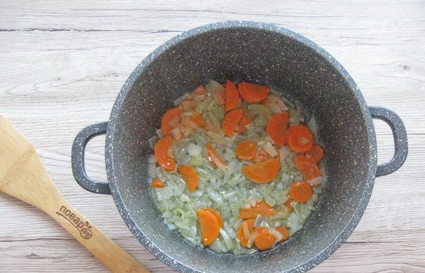 1. Этап. Овощное рагу с тыквой и кабачками: Добавьте в кастрюлю подсолнечное масло и на небольшом огне обжарьте до мягкости.