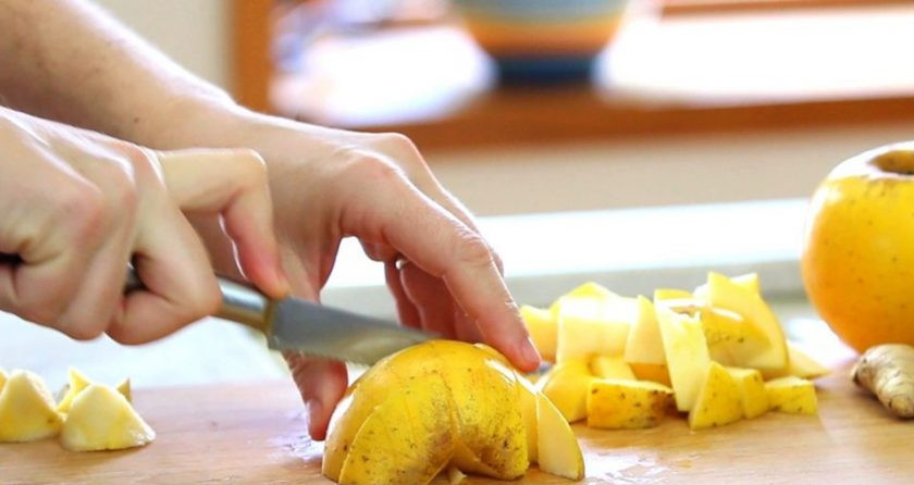 1. Этап. Яблочно-лимонное пюре: Яблоки нарежьте небольшими кусочками, удалив семена и сердцевину.