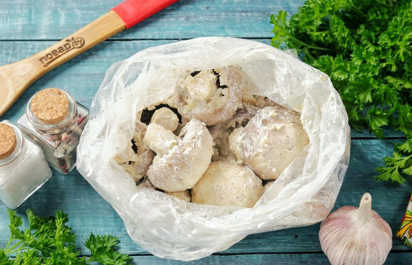 1. Этап. Сочные шампиньоны на мангале: Переложите грибы в целлофановый пакет, завяжите и оставьте на пару часов. Время от времени, пакет необходимо встряхивать.