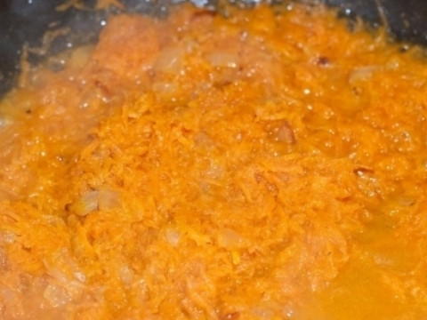 1. Этап. Печеночный пирог с морковью и луком: В это время чистим лук и морковку, картофель. Натрем на мелкой терке картофель и морковь, а лук мелко нарезаем. Добавляем на горячую сковороду с растительным маслом лук, а потом и морковь и немного обжариваем.