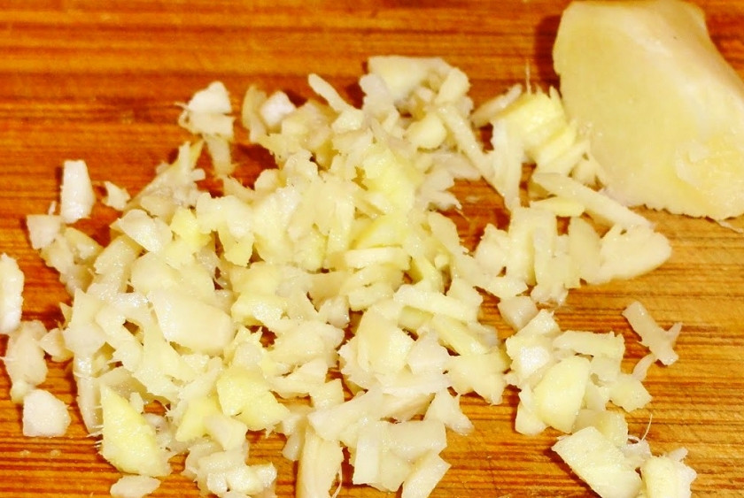 1. Этап. Клюквенно-имбирный соус: Измельчите имбирь.