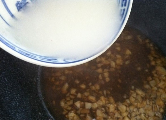 1. Этап. Острые креветки в соусе: 5. В это же время 50 мл воды перемешайте с мукой. Влейте жидкость в сковороду.