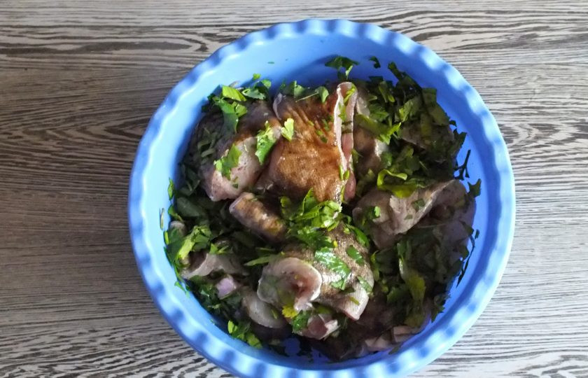 1. Этап. Налим на мангале: Перемешайте. Оставьте на 10 минут. После опять перемешайте и оставьте до тех пор, пока не будет готов мангал.