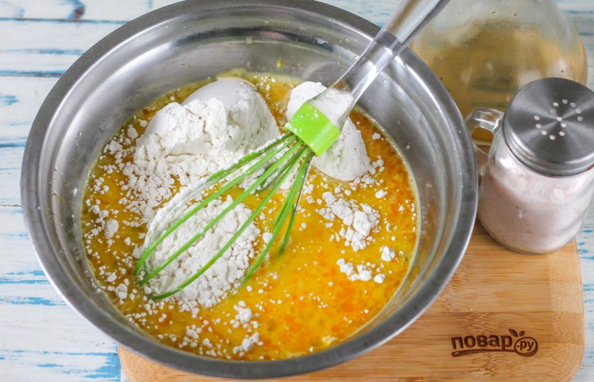 1. Этап. Блины на пахте: Введите просеянную пшеничную муку и взбейте ее, чтобы не образовались комочки. Влейте растительное масло без запаха и перемешайте. Оставьте тесто на 15 минут, чтобы активизировалась клейковина.