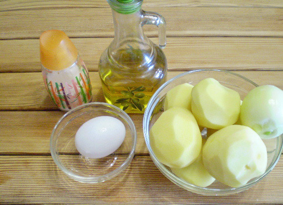 1. Этап. Драники рецепт классический: 1. Приготовим продукты для драников. В классическом варианте приготовления нужно использовать самую мелкую терочку, которая трет картофель в пюре или блендер.