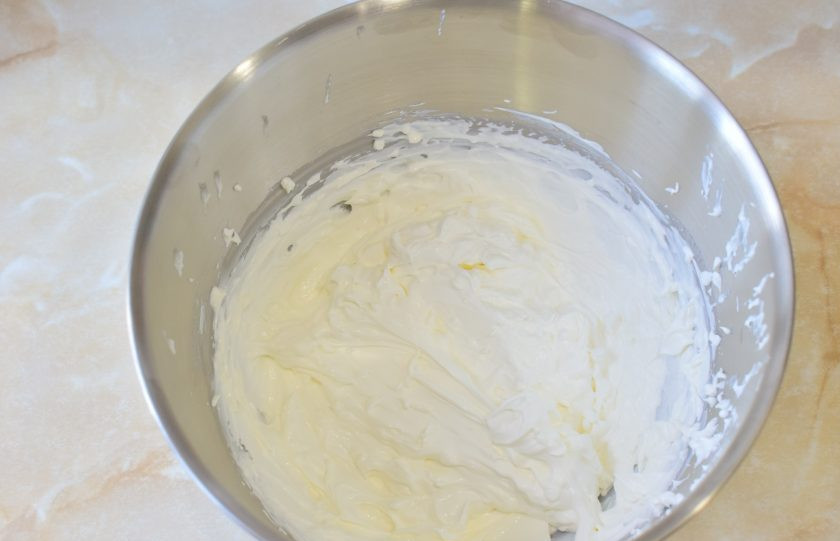 1. Этап. Медовик с клубникой и сметанным кремом: Взбейте в густой крем.