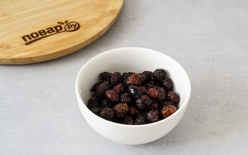 1. Этап. Напиток из шиповника: Сушеные плоды шиповника замочите на пару минут в прохладной воде, затем промойте.