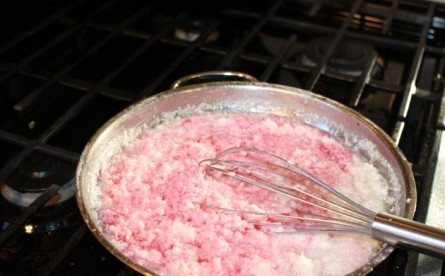 1. Этап. Печенье Розовые облака: 5. Влейте краситель, перемешайте и держите на огне еще минут 5.