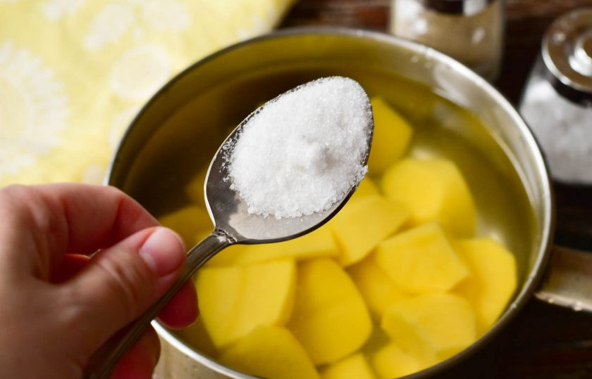 1. Этап. Мясо запеченное в пюре: Добавьте соль.