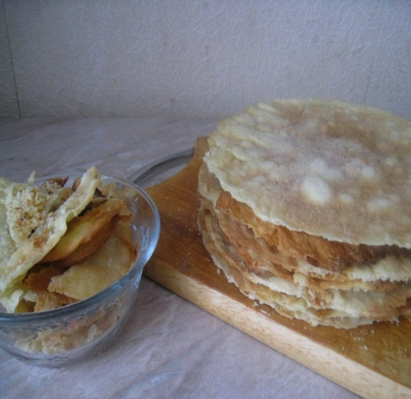 1. Этап. Закусочный торт без выпечки: 5. Из указанного количества ингредиентов у меня получается 6 коржей и присыпка к ним (обрезки).