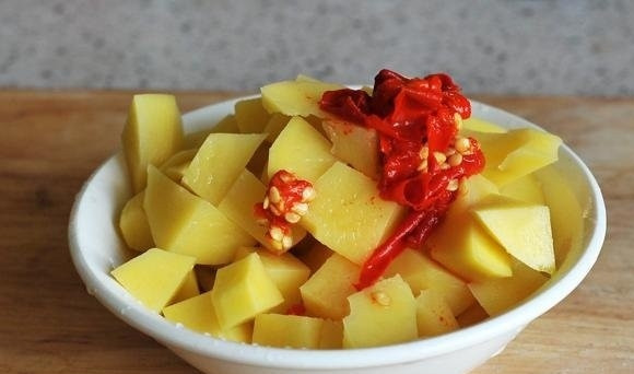 1. Этап. Фасолевый суп из красной фасоли: 4. Бульон аккуратно процедите и поставьте на огонь. Очистите картофель и нарежьте кубиками. Отправьте в кипящий бульон, подсолите по вкусу и добавьте чили.