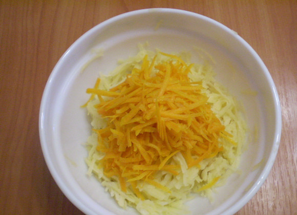 1. Этап. Драники из тыквы: Очистите овощи от кожуры, промойте и натрите на крупной терке.