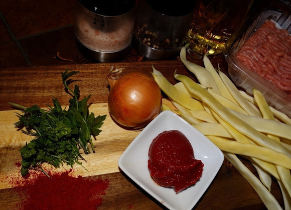 1. Этап. Стручковая фасоль с мясом: Зеленую фасоль отварите в подсоленной воде, затем отбросьте на дуршлаг, чтобы стекла вся жидкость.