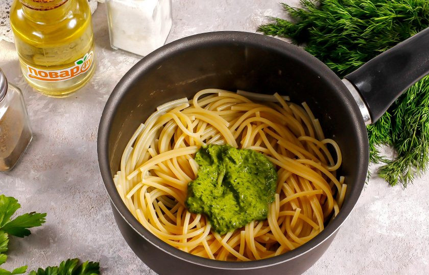 1. Этап. Паста с кабачками и песто: Пасту откиньте на дуршлаг, удаляя лишнюю жидкость. Затем снова выложите в ковш, казан и вмешайте в нее сливочное масло. Добавьте соус 