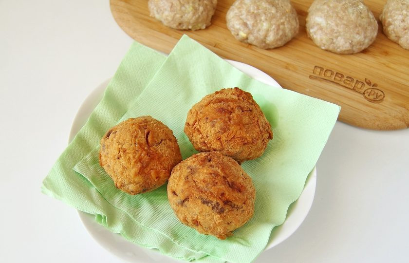 1. Этап. Котлеты во фритюре: Обжаренные котлеты выкладывайте на салфетку или бумажное полотенце, чтобы убрать излишки масла.