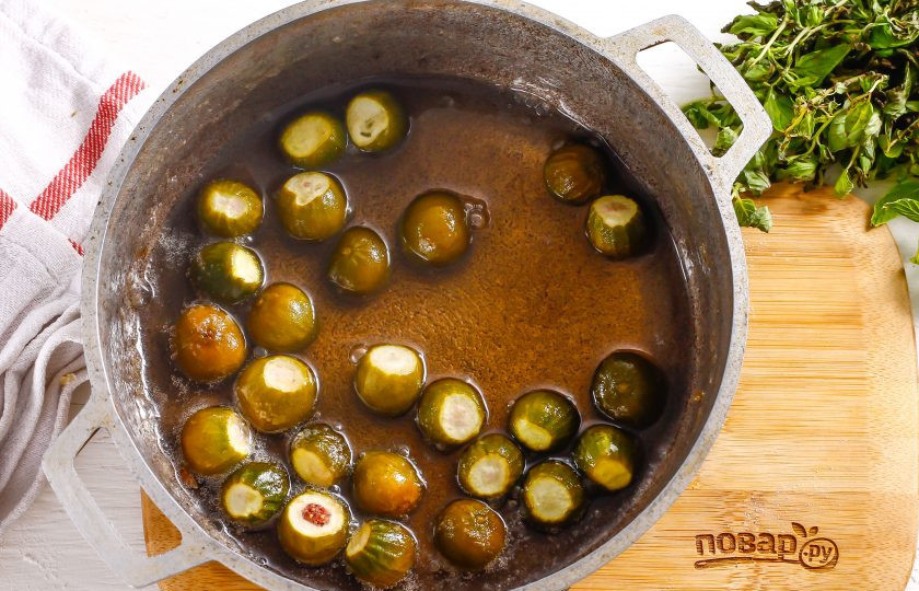 1. Этап. Варенье из неспелого инжира: Остудите все 40 минут и еще раз прогрейте около 10 минут. В процессе остывания инжир будет менять свой цвет, впитывая сироп, становясь сочным и вкусным. Затем снова остудите и прогрейте в третий раз. Горячее варенье можно расфасовать в небольшие по объему банки и сразу же закрыть горячими крышками.