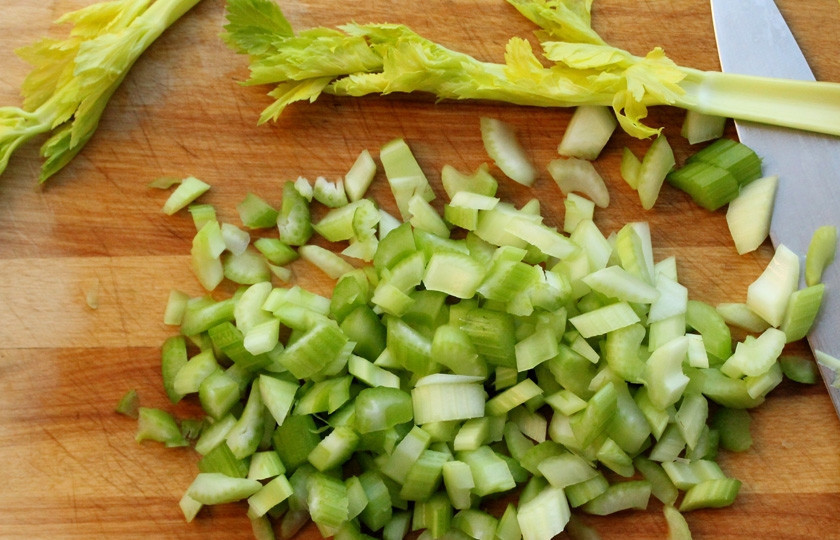 1. Этап. Салат из свежих яблок: Мелко нарезаем сельдерей.