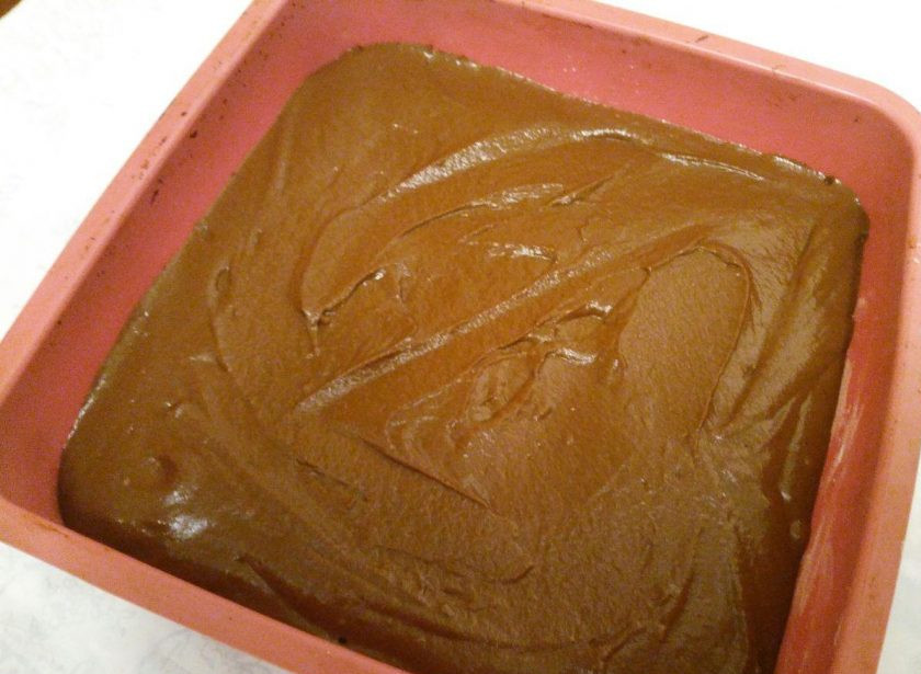 1. Этап. Шоколадный пирог с гречневой мукой: Тщательно соедините компоненты, избавляясь от комочков мучной смеси. Перелейте тесто в подготовленную форму и поместите в разогретую до 180 градусов духовку.