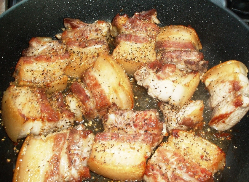 1. Этап. Тушеная свиная корейка: Посолите и поперчите мясо, обжаривайте с двух сторон до золотистого цвета.