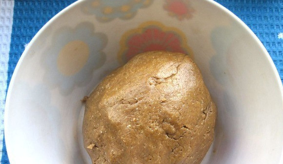 1. Этап. Рождественское печенье со специями: Переложите все сухие и влажные ингредиенты в миску, замесите гладкое и упругое тесто. Долго это делать не нужно, достаточно просто добиться того, чтобы масса стала однородной. Полученное тесто скатайте в шар и уберите на три часа в холодильник, завернув в пищевую пленку.