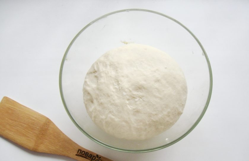 1. Этап. Школьная пицца: Поставьте тесто в теплое место до увеличения в объеме.