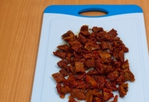 1. Этап. Салат Любимый с курицей: И вяленые помидоры.