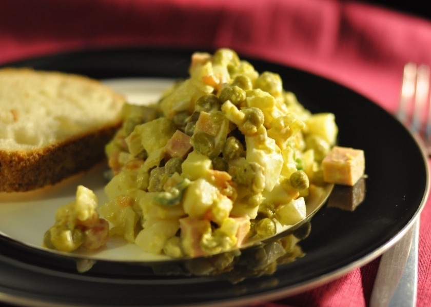 1. Этап. Салат Оливье с морковью: Все ингредиенты соединить в глубокой посуде. Посолить, поперчить, заправить майонезом и хорошо перемешать. Убрать в холод на 1-2 часа. Подавать, выложив горкой в салатник. Приятного аппетита!