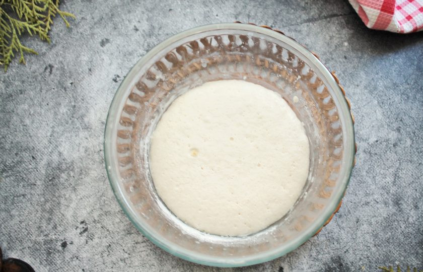 1. Этап. Пирожки жареные во фритюре с мясом: Поставьте массу в теплое место на 10-15 минут, чтобы дрожжи начали работать. Это видно по пенной шапочке.