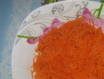 1. Этап. Шаурма в лаваше: Морковь натрите на терке, добавьте соль, перец, специи и подсолнечное масло.