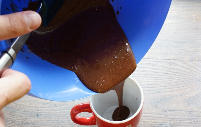 1. Этап. Кекс в микроволновке за 5 минут: Перелейте получившуюся массу в кружку. Обычно хватает на половину кружки, может, чуть больше. В процессе кекс еще подойдет, поэтому место должно оставаться. Отправляем его в микроволновку, ставим максимальную мощность и время — 3 минуты (можно три с половиной, а если слабая мощность микроволновки - то и все 5). Кекс может подняться над кружкой - не бойтесь, он опадет.