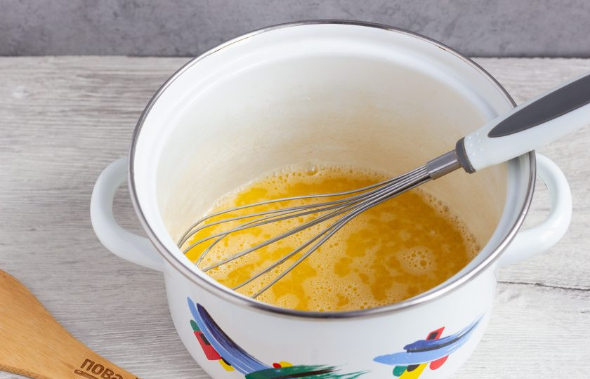 1. Этап. Каравайцы: Яйца взбейте венчиком с сахаром и солью.