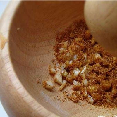 1. Этап. Жгучие креветки в ледяной пиале: 2. Очищаем чеснок, и мелко его нарезаем. В ступке с кайенским перцем истолчем его в кашу.