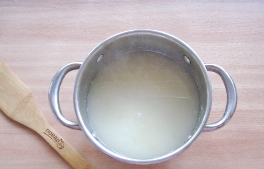 1. Этап. Грушевый кисель: Поставьте кастрюлю на плиту и варите груши до мягкости 15-20 минут. После взбейте груши блендером до консистенции пюре вместе с отваром.