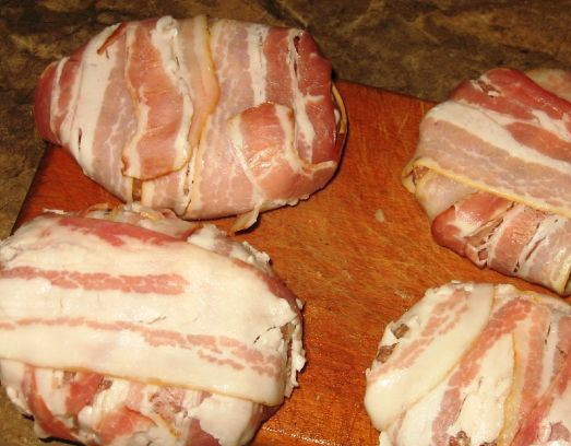 1. Этап. Второе из говядины: Бекон нарежьте полосками. Заверните в эти полоски фарш. Постарайтесь, чтобы не было пробелов.