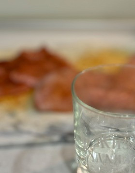 1. Этап. Мясные колобки с начинкой: Для следующего шага понадобиться не очень высокий, широкий стаканчик