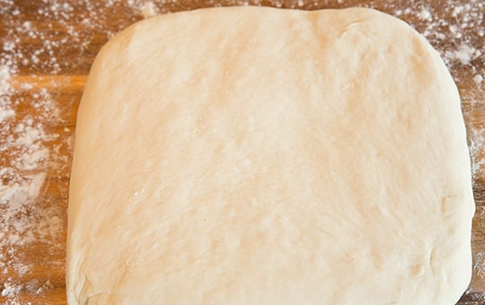 1. Этап. Булочки, как пух: 5. Переложите тесто на поверхность, посыпанную мукой. Немного раскатайте, чтобы получился прямоугольник.