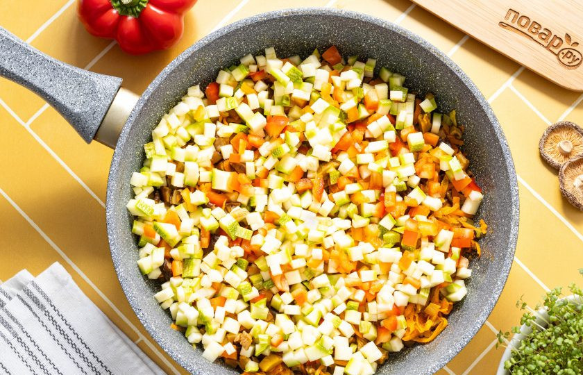 1. Этап. Овощные дамплинги: Затем добавьте нарезанный кубиками кабачок и болгарский. Готовьте еще 3-4 минуты, пока из кабачка не выпарится лишняя жидкость.