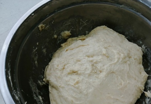 1. Этап. Булочки из безопарного дрожжевого теста: Тесто обмять. Всего надо будет сделать 2 обминки. Это первая. Видно, что тесто приобретет однородность и плотность.