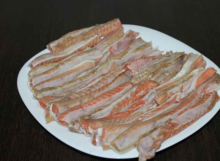 1. Этап. Засолка брюшек семги: Брюшки надо промыть хорошо и почистить от чешуи и плавников. Плавники, кстати, можете оставить, если вам нравится с ними.