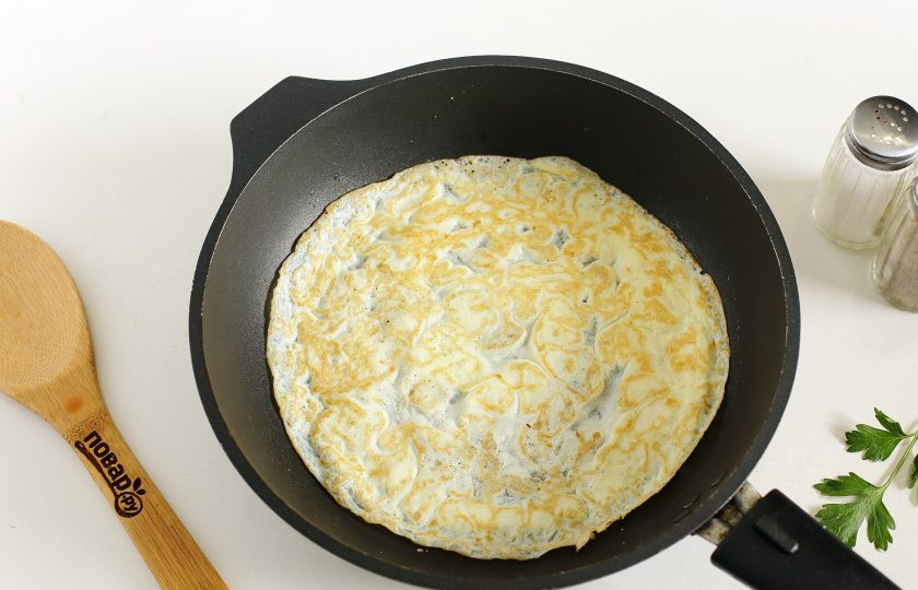 1. Этап. Салат Днепровский: Смазывая сковороду маслом, испеките из яичной массы блинчики.