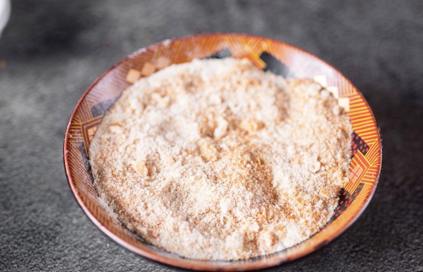 1. Этап. Пирог с патокой: У меня подсушенные в тостере ломтики белого хлеба, которые можно измельчить в чаше блендера. В итоге должны получиться хлебные крошки.