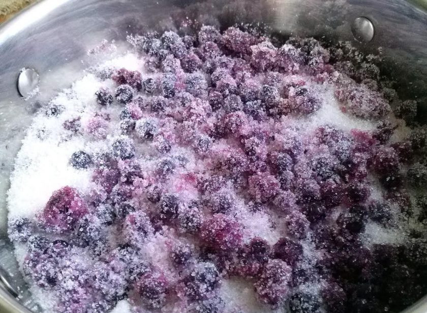 1. Этап. Варенье из черники без варки: Аккуратно перемешайте с сахаром.