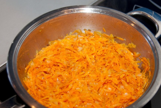 1. Этап. Горбуша под маринадом: Морковь трем на крупной терке и выкладываем к луку, продолжаем жарить овощи, периодически помешивая.