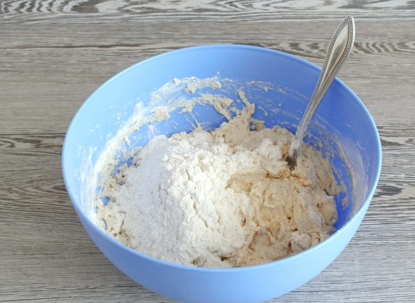 1. Этап. Тесто Воздушный экспресс: После того как тесто начнет собираться в комочки, добавьте оставшуюся часть муки и месите руками.