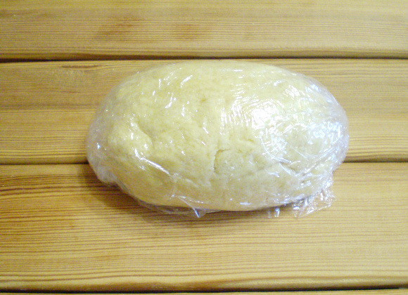 1. Этап. Печенье с начинкой: 6. Отрезаем от теста одну четверную часть и отправляем её в морозилку на 1 час замерзать. Оставшееся тесто убираем на час в холодильник.