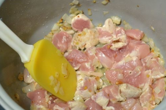 1. Этап. Курица карри в мультиварке: Теперь добавляем куриную грудку, порезанную порционными кусочками. Обжариваем до побеления мяса.