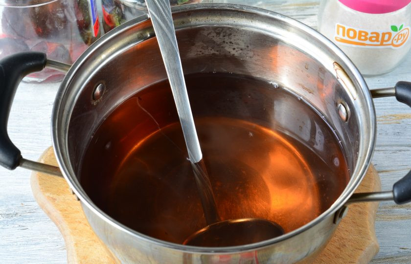 1. Этап. Компот из сливы и мяты на зиму: Слейте жидкость из банок в кастрюлю, всыпьте необходимое количество сахара и повторно закипятите.